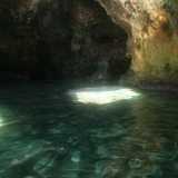 Varcato l�ingresso ci rendiamo subito conto della sua unicit� e bellezza: piccole aperture sulla parete superiore lasciano filtrare i raggi del sole, che dopo essersi riflessi nell�acqua cristallina rimbalzano sulle pareti rocciose illuminandole e svelandone le diverse sfumature di colore, che vanno dal verde all�azzurro al viola intenso